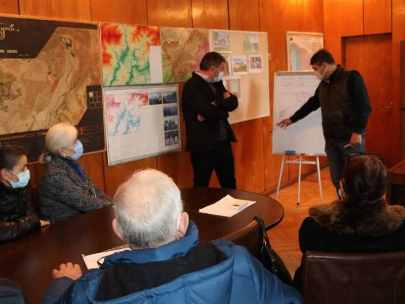 ცაგერის მუნიციპალიტეტის მერმა გიორგი ნემსაძემ, მერის მოადგილესთან, რევაზ ახვლედიანთან...